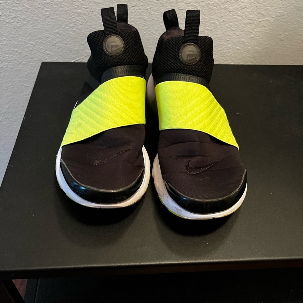 Nike Presto Extreme Kids 6Y - Black and Yellow Slip-On Sneakers